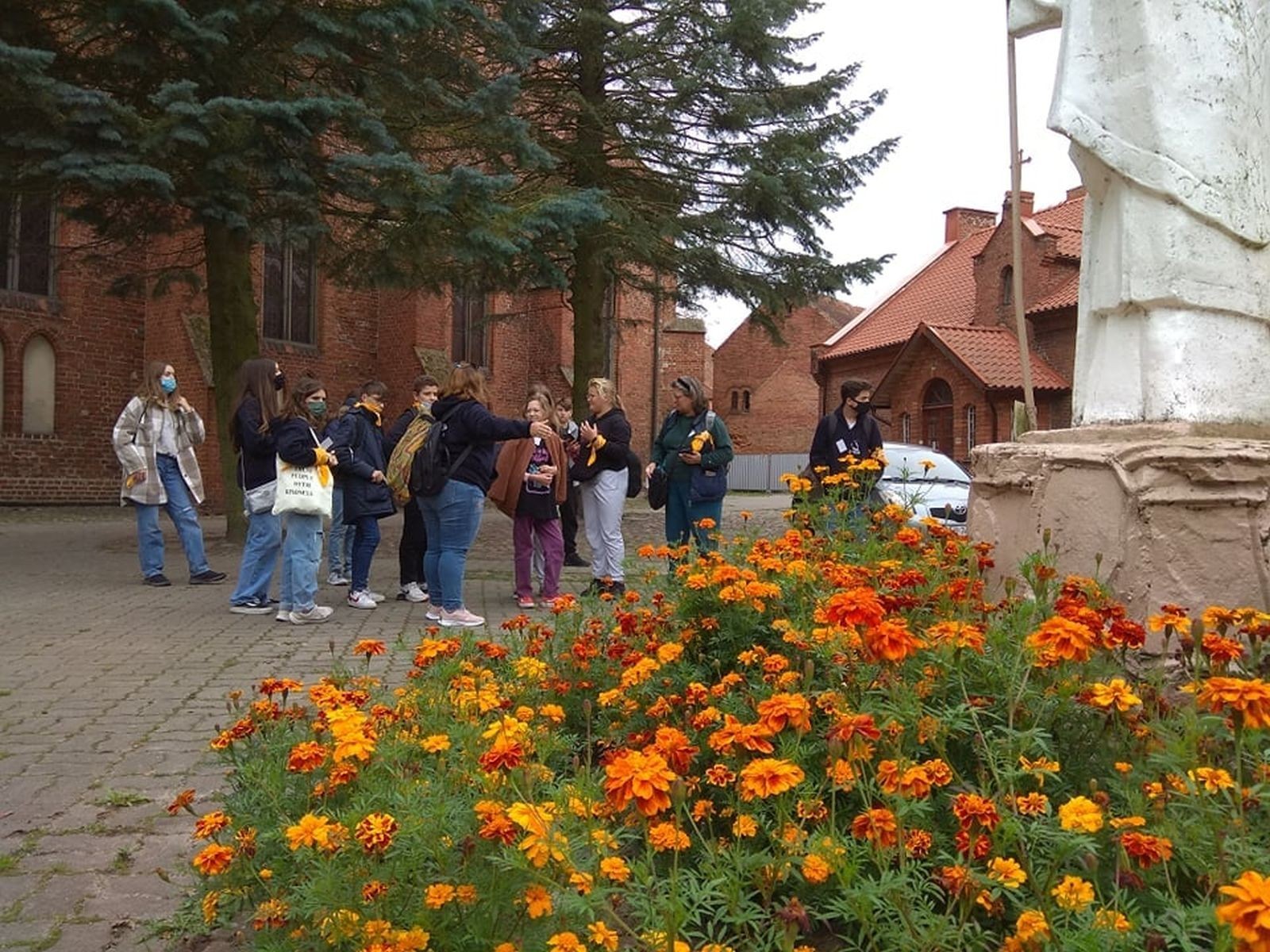 Pani Dyrektor i  uczniowie z klasy 7a przywitali gości z Francji i Portugalii w ramach projektu „Erasmus+ PROJEKT FLAX,ROOT AND ROAD”. Zajęcia integracyjne pomogły w zapoznaniu imion a podziały na grupy ułatwiły wzajemne poznanie się. Następnie za pomocą aplikacji actionbound  uczestnicy projektu poznali zabytki Pasłęka wykonując zadania. Na zakończenie wysłuchaliśmy koncertu organowego w kościele św. Bartłomieja.