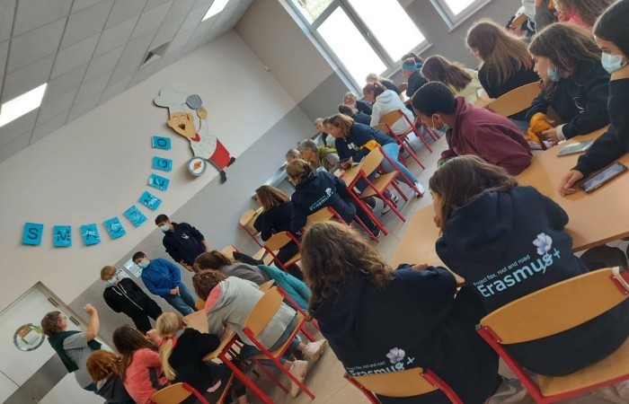 Dzisiejszy dzień spędziliśmy w naszym pięknym mieście. Odwieźliśmy Izbę Historyczną gdzie poznaliśmy historię Pasłęka. Niesamowita wiedza i ciekawy sposób jej przekazywania przez Pana Piotra Adamczyka były przykładem na to,  że historia nigdy nie bywa nudna. Po cudownej lekcji historii wróciliśmy do szkoły na zajęcia artystyczne. Każda z grup narodowych prezentowała swoje umiejętności wokalne. Wszyscy razem tańczyliśmy tradycyjnego polskiego poloneza. Po pysznym obiedzie w szkolnej stołówce rozpoczęła się praca nad Erasmusowymi paszportami. Odkrywaliśmy nasze talenty i umiejętności.... a trochę ich już mamy. Każdy z uczniów miał dziś szansę spróbować swoich sił w tkactwie, śpiewie, tańcu, sprawdzić swoją wiedzę historyczną. To był kolejny dzień pełen wrażeń, emocji i wiadomości.