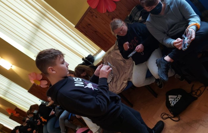 Dzisiejszy dzień spędziliśmy w naszym pięknym mieście. Odwieźliśmy Izbę Historyczną gdzie poznaliśmy historię Pasłęka. Niesamowita wiedza i ciekawy sposób jej przekazywania przez Pana Piotra Adamczyka były przykładem na to,  że historia nigdy nie bywa nudna. Po cudownej lekcji historii wróciliśmy do szkoły na zajęcia artystyczne. Każda z grup narodowych prezentowała swoje umiejętności wokalne. Wszyscy razem tańczyliśmy tradycyjnego polskiego poloneza. Po pysznym obiedzie w szkolnej stołówce rozpoczęła się praca nad Erasmusowymi paszportami. Odkrywaliśmy nasze talenty i umiejętności.... a trochę ich już mamy. Każdy z uczniów miał dziś szansę spróbować swoich sił w tkactwie, śpiewie, tańcu, sprawdzić swoją wiedzę historyczną. To był kolejny dzień pełen wrażeń, emocji i wiadomości.