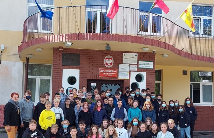 Dzisiejszy dzień spędziliśmy w naszym pięknym mieście. Odwieźliśmy Izbę Historyczną gdzie poznaliśmy historię Pasłęka. Niesamowita wiedza i ciekawy sposób jej przekazywania przez Pana Piotra Adamczyka były przykładem na to,  że historia nigdy nie bywa nudna. Po cudownej lekcji historii wróciliśmy do szkoły na zajęcia artystyczne. Każda z grup narodowych prezentowała swoje umiejętności wokalne. Wszyscy razem tańczyliśmy tradycyjnego polskiego poloneza. Po pysznym obiedzie w szkolnej stołówce rozpoczęła się praca nad Erasmusowymi paszportami. Odkrywaliśmy nasze talenty i umiejętności.... a trochę ich już mamy. Każdy z uczniów miał dziś szansę spróbować swoich sił w tkactwie, śpiewie, tańcu, sprawdzić swoją wiedzę historyczną. To był kolejny dzień pełen wrażeń, emocji i wiadomości.