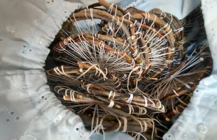 Dzisiejszy dzień spędziliśmy w naszym pięknym mieście. Odwieźliśmy Izbę Historyczną gdzie poznaliśmy historię Pasłęka. Niesamowita wiedza i ciekawy sposób jej przekazywania przez Pana Piotra Adamczyka były przykładem na to,  że historia nigdy nie bywa nudna. Po cudownej lekcji historii wróciliśmy do szkoły na zajęcia artystyczne. Każda z grup narodowych prezentowała swoje umiejętności wokalne. Wszyscy razem tańczyliśmy tradycyjnego polskiego poloneza. Po pysznym obiedzie w szkolnej stołówce rozpoczęła się praca nad Erasmusowymi paszportami. Odkrywaliśmy nasze talenty i umiejętności.... a trochę ich już mamy. Każdy z uczniów miał dziś szansę spróbować swoich sił w tkactwie, śpiewie, tańcu, sprawdzić swoją wiedzę historyczną. To był kolejny dzień pełen wrażeń, emocji i wiadomości.