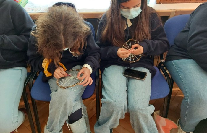Dzisiejszy dzień spędziliśmy w naszym pięknym mieście. Odwieźliśmy Izbę Historyczną gdzie poznaliśmy historię Pasłęka. Niesamowita wiedza i ciekawy sposób jej przekazywania przez Pana Piotra Adamczyka były przykładem na to,  że historia nigdy nie bywa nudna. Po cudownej lekcji historii wróciliśmy do szkoły na zajęcia artystyczne. Każda z grup narodowych prezentowała swoje umiejętności wokalne. Wszyscy razem tańczyliśmy tradycyjnego polskiego poloneza. Po pysznym obiedzie w szkolnej stołówce rozpoczęła się praca nad Erasmusowymi paszportami. Odkrywaliśmy nasze talenty i umiejętności.... a trochę ich już mamy. Każdy z uczniów miał dziś szansę spróbować swoich sił w tkactwie, śpiewie, tańcu, sprawdzić swoją wiedzę historyczną. To był kolejny dzień pełen wrażeń, emocji i wiadomości.