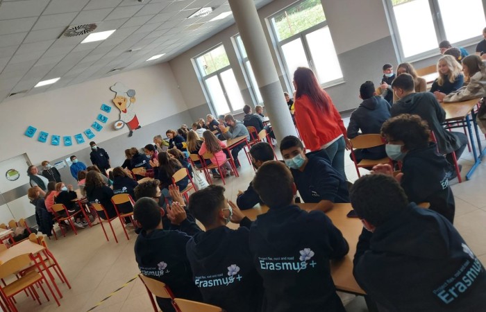 Dzisiejszy dzień spędziliśmy w naszym pięknym mieście. Odwieźliśmy Izbę Historyczną gdzie poznaliśmy historię Pasłęka. Niesamowita wiedza i ciekawy sposób jej przekazywania przez Pana Piotra Adamczyka były przykładem na to,  że historia nigdy nie bywa nudna. Po cudownej lekcji historii wróciliśmy do szkoły na zajęcia artystyczne. Każda z grup narodowych prezentowała swoje umiejętności wokalne. Wszyscy razem tańczyliśmy tradycyjnego polskiego poloneza. Po pysznym obiedzie w szkolnej stołówce rozpoczęła się praca nad Erasmusowymi paszportami. Odkrywaliśmy nasze talenty i umiejętności.... a trochę ich już mamy. Każdy z uczniów miał dziś szansę spróbować swoich sił w tkactwie, śpiewie, tańcu, sprawdzić swoją wiedzę historyczną. To był kolejny dzień pełen wrażeń, emocji i wiadomości.