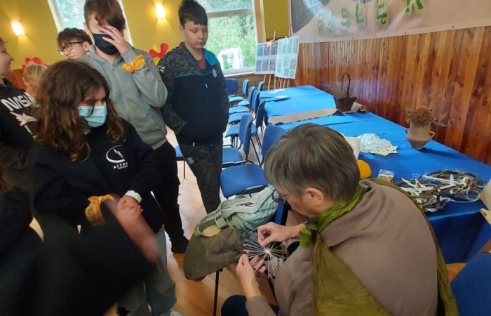 Dzisiejsze przedpołudnie spędziliśmy w magicznym klimacie Zagrody Edukacyjnej Ziołowy Dzbanek w Sąpach. Motaliśmy lalki i tworzyliśmy mydło. Wszędzie były lniane akcenty. Nawet w pysznym posiłku po zakończonych warsztatach. Po południu bawiliśmy się w pasłęckim Parku Ekologicznym na pikniku rodzinnym. Rodzice uczniów 7a przygotowali pyszne jedzenie, fantastyczne zabawy. Nasi goście mogli spróbować polskiego bigosu, pierogów i chleba ze smalcem oraz skosztować smacznych ciast. Na spotkaniu gościliśmy Zastępcę Burmistrza Pana Marka Sarnowskiego i naszą Panią Dyrektor Agnieszkę Cieklińską. Podczas wspólnych zabaw coraz mniej przeszkadzała nam bariera językowa. To był kolejny fantastyczny dzień. Dziękujemy Rodzicom 7a za przygotowanie ekstra imprezy!!!