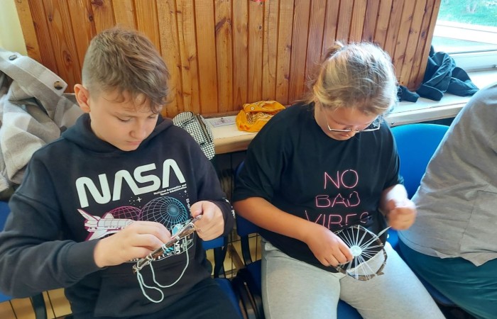 Dzisiejszy dzień spędziliśmy w naszym pięknym mieście. Odwieźliśmy Izbę Historyczną gdzie poznaliśmy historię Pasłęka. Niesamowita wiedza i ciekawy sposób jej przekazywania przez Pana Piotra Adamczyka były przykładem na to,  że historia nigdy nie bywa nudna. Po cudownej lekcji historii wróciliśmy do szkoły na zajęcia artystyczne. Każda z grup narodowych prezentowała swoje umiejętności wokalne. Wszyscy razem tańczyliśmy tradycyjnego polskiego poloneza. Po pysznym obiedzie w szkolnej stołówce rozpoczęła się praca nad Erasmusowymi paszportami. Odkrywaliśmy nasze talenty i umiejętności.... a trochę ich już mamy. Każdy z uczniów miał dziś szansę spróbować swoich sił w tkactwie, śpiewie, tańcu, sprawdzić swoją wiedzę historyczną. To był kolejny dzień pełen wrażeń, emocji i wiadomości.