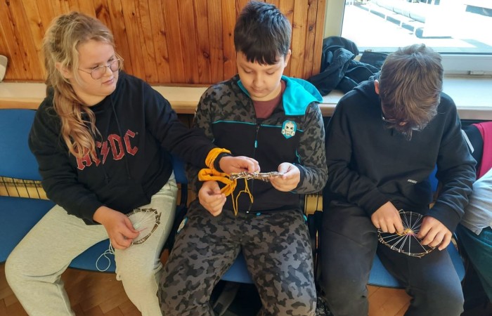 Dzisiejszy dzień spędziliśmy w naszym pięknym mieście. Odwieźliśmy Izbę Historyczną gdzie poznaliśmy historię Pasłęka. Niesamowita wiedza i ciekawy sposób jej przekazywania przez Pana Piotra Adamczyka były przykładem na to,  że historia nigdy nie bywa nudna. Po cudownej lekcji historii wróciliśmy do szkoły na zajęcia artystyczne. Każda z grup narodowych prezentowała swoje umiejętności wokalne. Wszyscy razem tańczyliśmy tradycyjnego polskiego poloneza. Po pysznym obiedzie w szkolnej stołówce rozpoczęła się praca nad Erasmusowymi paszportami. Odkrywaliśmy nasze talenty i umiejętności.... a trochę ich już mamy. Każdy z uczniów miał dziś szansę spróbować swoich sił w tkactwie, śpiewie, tańcu, sprawdzić swoją wiedzę historyczną. To był kolejny dzień pełen wrażeń, emocji i wiadomości.