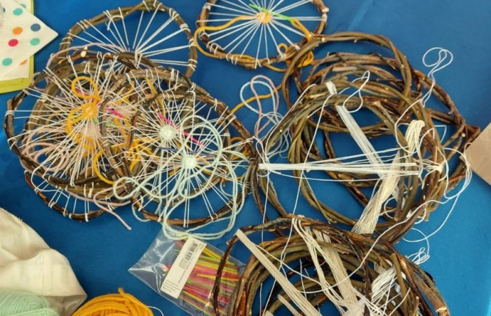 Dzisiejszy dzień spędziliśmy w naszym pięknym mieście. Odwieźliśmy Izbę Historyczną gdzie poznaliśmy historię Pasłęka. Niesamowita wiedza i ciekawy sposób jej przekazywania przez Pana Piotra Adamczyka były przykładem na to,  że historia nigdy nie bywa nudna. Po cudownej lekcji historii wróciliśmy do szkoły na zajęcia artystyczne. Każda z grup narodowych prezentowała swoje umiejętności wokalne. Wszyscy razem tańczyliśmy tradycyjnego polskiego poloneza. Po pysznym obiedzie w szkolnej stołówce rozpoczęła się praca nad Erasmusowymi paszportami. Odkrywaliśmy nasze talenty i umiejętności.... a trochę ich już mamy. Każdy z uczniów miał dziś szansę spróbować swoich sił w tkactwie, śpiewie, tańcu, sprawdzić swoją wiedzę historyczną. To był kolejny dzień pełen wrażeń, emocji i wiadomości.