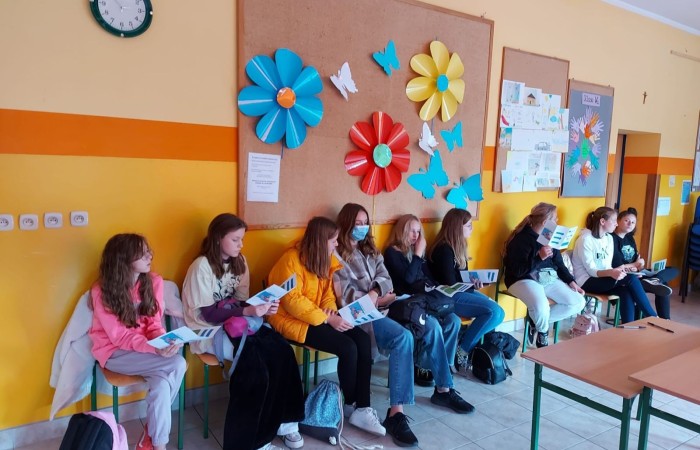 Dzisiejszy dzień spędziliśmy w naszym pięknym mieście. Odwieźliśmy Izbę Historyczną gdzie poznaliśmy historię Pasłęka. Niesamowita wiedza i ciekawy sposób jej przekazywania przez Pana Piotra Adamczyka były przykładem na to,  że historia nigdy nie bywa nudna. Po cudownej lekcji historii wróciliśmy do szkoły na zajęcia artystyczne. Każda z grup narodowych prezentowała swoje umiejętności wokalne. Wszyscy razem tańczyliśmy tradycyjnego polskiego poloneza. Po pysznym obiedzie w szkolnej stołówce rozpoczęła się praca nad Erasmusowymi paszportami. Odkrywaliśmy nasze talenty i umiejętności.... a trochę ich już mamy. Każdy z uczniów miał dziś szansę spróbować swoich sił w tkactwie, śpiewie, tańcu, sprawdzić swoją wiedzę historyczną. To był kolejny dzień pełen wrażeń, emocji i wiadomości.