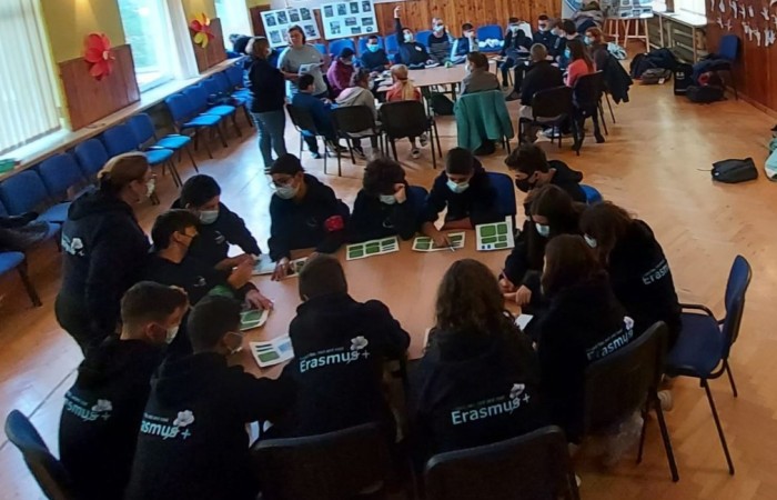 Dzisiejszy dzień spędziliśmy w naszym pięknym mieście. Odwieźliśmy Izbę Historyczną gdzie poznaliśmy historię Pasłęka. Niesamowita wiedza i ciekawy sposób jej przekazywania przez Pana Piotra Adamczyka były przykładem na to,  że historia nigdy nie bywa nudna. Po cudownej lekcji historii wróciliśmy do szkoły na zajęcia artystyczne. Każda z grup narodowych prezentowała swoje umiejętności wokalne. Wszyscy razem tańczyliśmy tradycyjnego polskiego poloneza. Po pysznym obiedzie w szkolnej stołówce rozpoczęła się praca nad Erasmusowymi paszportami. Odkrywaliśmy nasze talenty i umiejętności.... a trochę ich już mamy. Każdy z uczniów miał dziś szansę spróbować swoich sił w tkactwie, śpiewie, tańcu, sprawdzić swoją wiedzę historyczną. To był kolejny dzień pełen wrażeń, emocji i wiadomości.