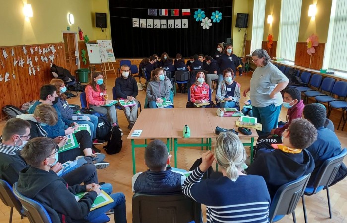 Dzisiejszy dzień spędziliśmy w naszym pięknym mieście. Odwieźliśmy Izbę Historyczną gdzie poznaliśmy historię Pasłęka. Niesamowita wiedza i ciekawy sposób jej przekazywania przez Pana Piotra Adamczyka były przykładem na to,  że historia nigdy nie bywa nudna. Po cudownej lekcji historii wróciliśmy do szkoły na zajęcia artystyczne. Każda z grup narodowych prezentowała swoje umiejętności wokalne. Wszyscy razem tańczyliśmy tradycyjnego polskiego poloneza. Po pysznym obiedzie w szkolnej stołówce rozpoczęła się praca nad Erasmusowymi paszportami. Odkrywaliśmy nasze talenty i umiejętności.... a trochę ich już mamy. Każdy z uczniów miał dziś szansę spróbować swoich sił w tkactwie, śpiewie, tańcu, sprawdzić swoją wiedzę historyczną. To był kolejny dzień pełen wrażeń, emocji i wiadomości.