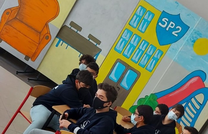 Dzisiejszy dzień spędziliśmy w naszym pięknym mieście. Odwieźliśmy Izbę Historyczną gdzie poznaliśmy historię Pasłęka. Niesamowita wiedza i ciekawy sposób jej przekazywania przez Pana Piotra Adamczyka były przykładem na to,  że historia nigdy nie bywa nudna. Po cudownej lekcji historii wróciliśmy do szkoły na zajęcia artystyczne. Każda z grup narodowych prezentowała swoje umiejętności wokalne. Wszyscy razem tańczyliśmy tradycyjnego polskiego poloneza. Po pysznym obiedzie w szkolnej stołówce rozpoczęła się praca nad Erasmusowymi paszportami. Odkrywaliśmy nasze talenty i umiejętności.... a trochę ich już mamy. Każdy z uczniów miał dziś szansę spróbować swoich sił w tkactwie, śpiewie, tańcu, sprawdzić swoją wiedzę historyczną. To był kolejny dzień pełen wrażeń, emocji i wiadomości.