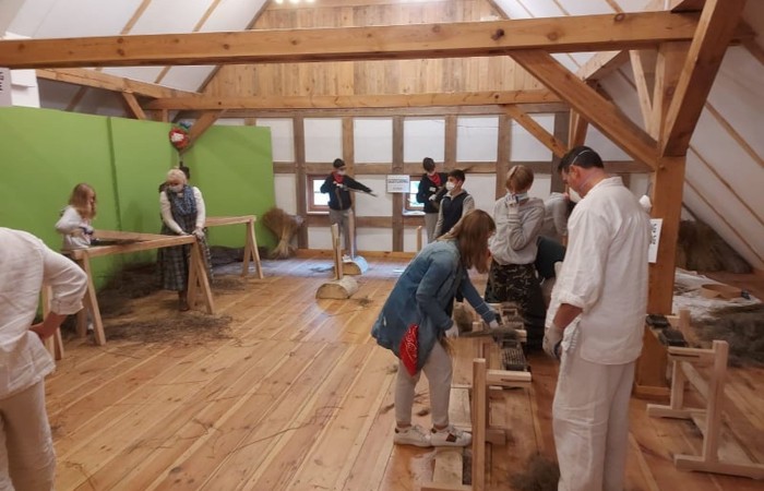 Uczestnicy projektu (19 osób z Francji, 17 z Portugalii i 25 osób z Polski) wyruszyli do Olsztynka. Tam w Muzeum Budownictwa Ludowego poznali piękno architektury naszego regionu i wzięli udział w warsztatach obróbki lnu. Podzieleni na cztery międzynarodowe grupy dowiedzieli się jak wiele lat temu żyli ludzie oraz jak pozyskiwali materiał z lnu. Każdy z uczestników miał okazję 