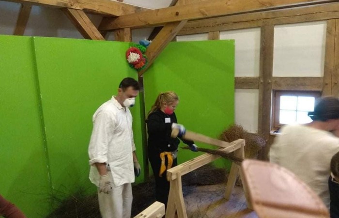 Uczestnicy projektu (19 osób z Francji, 17 z Portugalii i 25 osób z Polski) wyruszyli do Olsztynka. Tam w Muzeum Budownictwa Ludowego poznali piękno architektury naszego regionu i wzięli udział w warsztatach obróbki lnu. Podzieleni na cztery międzynarodowe grupy dowiedzieli się jak wiele lat temu żyli ludzie oraz jak pozyskiwali materiał z lnu. Każdy z uczestników miał okazję 