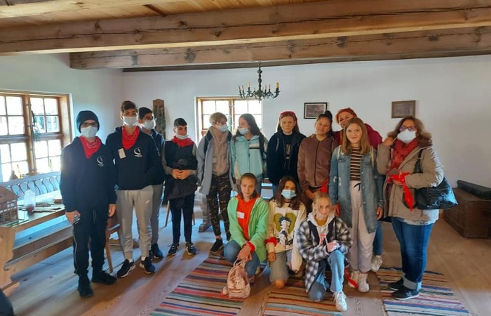 Uczestnicy projektu (19 osób z Francji, 17 z Portugalii i 25 osób z Polski) wyruszyli do Olsztynka. Tam w Muzeum Budownictwa Ludowego poznali piękno architektury naszego regionu i wzięli udział w warsztatach obróbki lnu. Podzieleni na cztery międzynarodowe grupy dowiedzieli się jak wiele lat temu żyli ludzie oraz jak pozyskiwali materiał z lnu. Każdy z uczestników miał okazję 