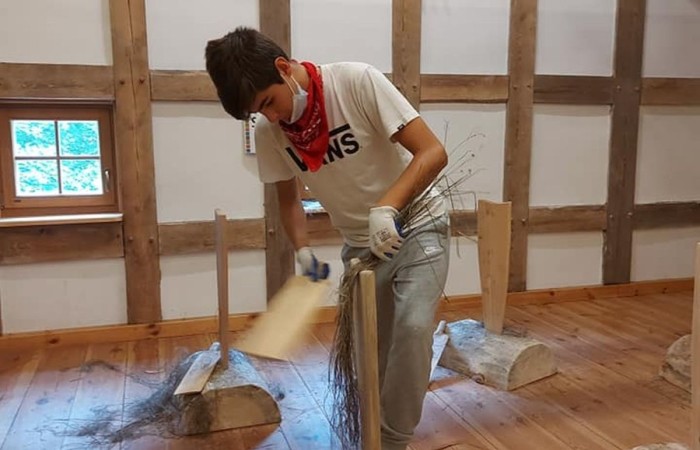 Uczestnicy projektu (19 osób z Francji, 17 z Portugalii i 25 osób z Polski) wyruszyli do Olsztynka. Tam w Muzeum Budownictwa Ludowego poznali piękno architektury naszego regionu i wzięli udział w warsztatach obróbki lnu. Podzieleni na cztery międzynarodowe grupy dowiedzieli się jak wiele lat temu żyli ludzie oraz jak pozyskiwali materiał z lnu. Każdy z uczestników miał okazję 