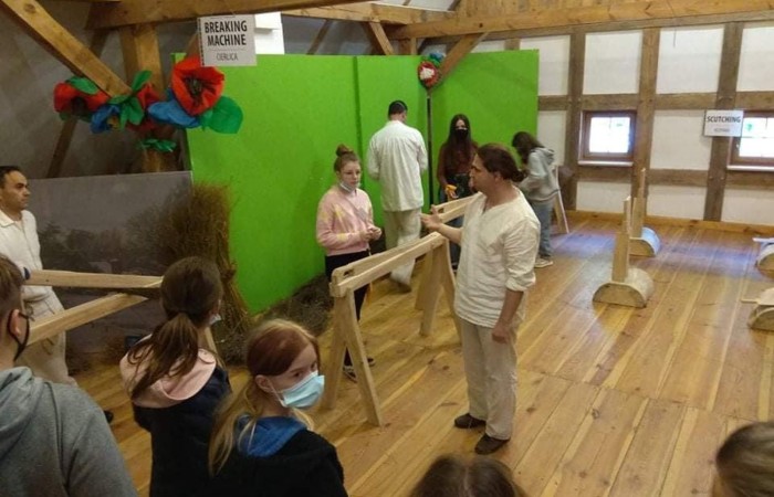 Uczestnicy projektu (19 osób z Francji, 17 z Portugalii i 25 osób z Polski) wyruszyli do Olsztynka. Tam w Muzeum Budownictwa Ludowego poznali piękno architektury naszego regionu i wzięli udział w warsztatach obróbki lnu. Podzieleni na cztery międzynarodowe grupy dowiedzieli się jak wiele lat temu żyli ludzie oraz jak pozyskiwali materiał z lnu. Każdy z uczestników miał okazję 