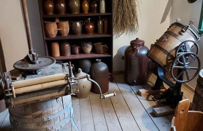 Uczestnicy projektu (19 osób z Francji, 17 z Portugalii i 25 osób z Polski) wyruszyli do Olsztynka. Tam w Muzeum Budownictwa Ludowego poznali piękno architektury naszego regionu i wzięli udział w warsztatach obróbki lnu. Podzieleni na cztery międzynarodowe grupy dowiedzieli się jak wiele lat temu żyli ludzie oraz jak pozyskiwali materiał z lnu. Każdy z uczestników miał okazję 