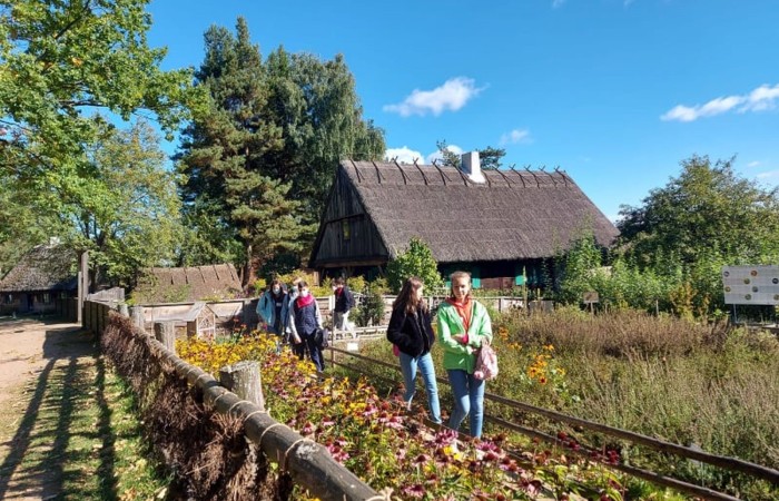 Uczestnicy projektu (19 osób z Francji, 17 z Portugalii i 25 osób z Polski) wyruszyli do Olsztynka. Tam w Muzeum Budownictwa Ludowego poznali piękno architektury naszego regionu i wzięli udział w warsztatach obróbki lnu. Podzieleni na cztery międzynarodowe grupy dowiedzieli się jak wiele lat temu żyli ludzie oraz jak pozyskiwali materiał z lnu. Każdy z uczestników miał okazję 