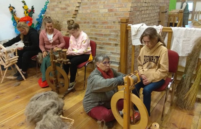 Uczestnicy projektu (19 osób z Francji, 17 z Portugalii i 25 osób z Polski) wyruszyli do Olsztynka. Tam w Muzeum Budownictwa Ludowego poznali piękno architektury naszego regionu i wzięli udział w warsztatach obróbki lnu. Podzieleni na cztery międzynarodowe grupy dowiedzieli się jak wiele lat temu żyli ludzie oraz jak pozyskiwali materiał z lnu. Każdy z uczestników miał okazję 