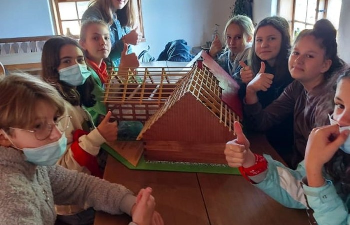 Uczestnicy projektu (19 osób z Francji, 17 z Portugalii i 25 osób z Polski) wyruszyli do Olsztynka. Tam w Muzeum Budownictwa Ludowego poznali piękno architektury naszego regionu i wzięli udział w warsztatach obróbki lnu. Podzieleni na cztery międzynarodowe grupy dowiedzieli się jak wiele lat temu żyli ludzie oraz jak pozyskiwali materiał z lnu. Każdy z uczestników miał okazję 