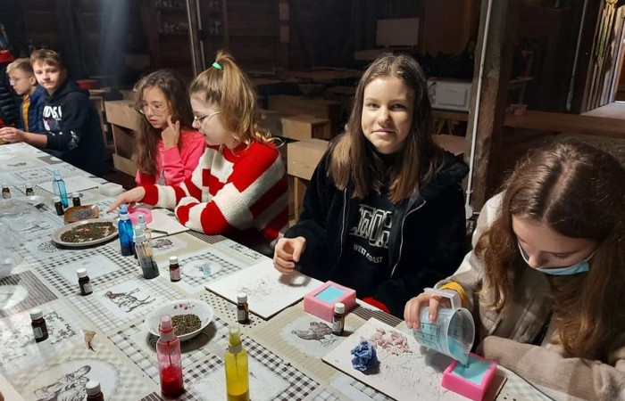 Dzisiejsze przedpołudnie spędziliśmy w magicznym klimacie Zagrody Edukacyjnej Ziołowy Dzbanek w Sąpach. Motaliśmy lalki i tworzyliśmy mydło. Wszędzie były lniane akcenty. Nawet w pysznym posiłku po zakończonych warsztatach. Po południu bawiliśmy się w pasłęckim Parku Ekologicznym na pikniku rodzinnym. Rodzice uczniów 7a przygotowali pyszne jedzenie, fantastyczne zabawy. Nasi goście mogli spróbować polskiego bigosu, pierogów i chleba ze smalcem oraz skosztować smacznych ciast. Na spotkaniu gościliśmy Zastępcę Burmistrza Pana Marka Sarnowskiego i naszą Panią Dyrektor Agnieszkę Cieklińską. Podczas wspólnych zabaw coraz mniej przeszkadzała nam bariera językowa. To był kolejny fantastyczny dzień. Dziękujemy Rodzicom 7a za przygotowanie ekstra imprezy!!!