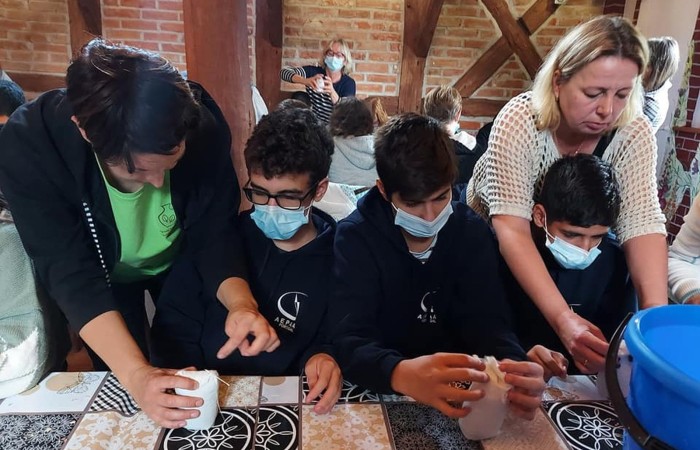 Dzisiejsze przedpołudnie spędziliśmy w magicznym klimacie Zagrody Edukacyjnej Ziołowy Dzbanek w Sąpach. Motaliśmy lalki i tworzyliśmy mydło. Wszędzie były lniane akcenty. Nawet w pysznym posiłku po zakończonych warsztatach. Po południu bawiliśmy się w pasłęckim Parku Ekologicznym na pikniku rodzinnym. Rodzice uczniów 7a przygotowali pyszne jedzenie, fantastyczne zabawy. Nasi goście mogli spróbować polskiego bigosu, pierogów i chleba ze smalcem oraz skosztować smacznych ciast. Na spotkaniu gościliśmy Zastępcę Burmistrza Pana Marka Sarnowskiego i naszą Panią Dyrektor Agnieszkę Cieklińską. Podczas wspólnych zabaw coraz mniej przeszkadzała nam bariera językowa. To był kolejny fantastyczny dzień. Dziękujemy Rodzicom 7a za przygotowanie ekstra imprezy!!!