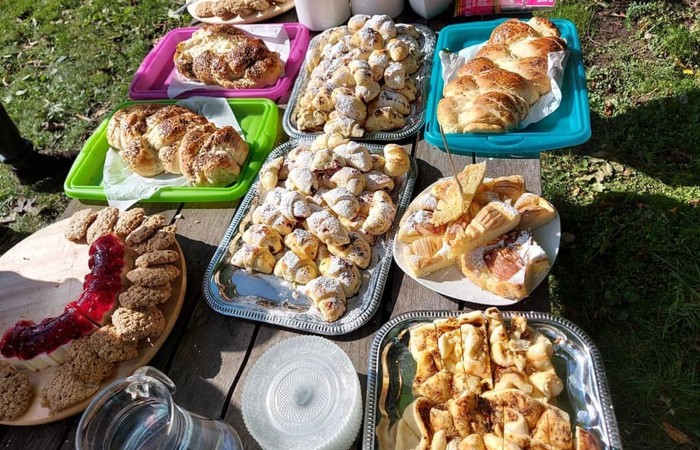 Dzisiejsze przedpołudnie spędziliśmy w magicznym klimacie Zagrody Edukacyjnej Ziołowy Dzbanek w Sąpach. Motaliśmy lalki i tworzyliśmy mydło. Wszędzie były lniane akcenty. Nawet w pysznym posiłku po zakończonych warsztatach. Po południu bawiliśmy się w pasłęckim Parku Ekologicznym na pikniku rodzinnym. Rodzice uczniów 7a przygotowali pyszne jedzenie, fantastyczne zabawy. Nasi goście mogli spróbować polskiego bigosu, pierogów i chleba ze smalcem oraz skosztować smacznych ciast. Na spotkaniu gościliśmy Zastępcę Burmistrza Pana Marka Sarnowskiego i naszą Panią Dyrektor Agnieszkę Cieklińską. Podczas wspólnych zabaw coraz mniej przeszkadzała nam bariera językowa. To był kolejny fantastyczny dzień. Dziękujemy Rodzicom 7a za przygotowanie ekstra imprezy!!!