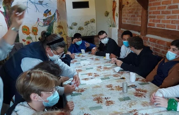 Dzisiejsze przedpołudnie spędziliśmy w magicznym klimacie Zagrody Edukacyjnej Ziołowy Dzbanek w Sąpach. Motaliśmy lalki i tworzyliśmy mydło. Wszędzie były lniane akcenty. Nawet w pysznym posiłku po zakończonych warsztatach. Po południu bawiliśmy się w pasłęckim Parku Ekologicznym na pikniku rodzinnym. Rodzice uczniów 7a przygotowali pyszne jedzenie, fantastyczne zabawy. Nasi goście mogli spróbować polskiego bigosu, pierogów i chleba ze smalcem oraz skosztować smacznych ciast. Na spotkaniu gościliśmy Zastępcę Burmistrza Pana Marka Sarnowskiego i naszą Panią Dyrektor Agnieszkę Cieklińską. Podczas wspólnych zabaw coraz mniej przeszkadzała nam bariera językowa. To był kolejny fantastyczny dzień. Dziękujemy Rodzicom 7a za przygotowanie ekstra imprezy!!!