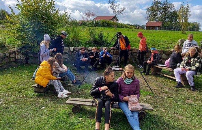 Dzisiejsze przedpołudnie spędziliśmy w magicznym klimacie Zagrody Edukacyjnej Ziołowy Dzbanek w Sąpach. Motaliśmy lalki i tworzyliśmy mydło. Wszędzie były lniane akcenty. Nawet w pysznym posiłku po zakończonych warsztatach. Po południu bawiliśmy się w pasłęckim Parku Ekologicznym na pikniku rodzinnym. Rodzice uczniów 7a przygotowali pyszne jedzenie, fantastyczne zabawy. Nasi goście mogli spróbować polskiego bigosu, pierogów i chleba ze smalcem oraz skosztować smacznych ciast. Na spotkaniu gościliśmy Zastępcę Burmistrza Pana Marka Sarnowskiego i naszą Panią Dyrektor Agnieszkę Cieklińską. Podczas wspólnych zabaw coraz mniej przeszkadzała nam bariera językowa. To był kolejny fantastyczny dzień. Dziękujemy Rodzicom 7a za przygotowanie ekstra imprezy!!!