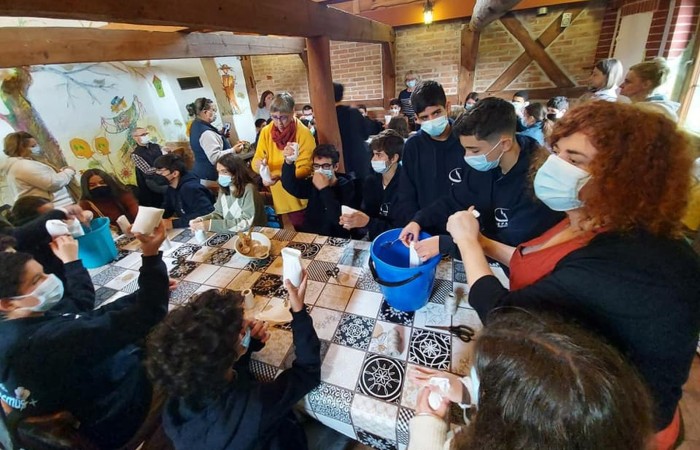 Dzisiejsze przedpołudnie spędziliśmy w magicznym klimacie Zagrody Edukacyjnej Ziołowy Dzbanek w Sąpach. Motaliśmy lalki i tworzyliśmy mydło. Wszędzie były lniane akcenty. Nawet w pysznym posiłku po zakończonych warsztatach. Po południu bawiliśmy się w pasłęckim Parku Ekologicznym na pikniku rodzinnym. Rodzice uczniów 7a przygotowali pyszne jedzenie, fantastyczne zabawy. Nasi goście mogli spróbować polskiego bigosu, pierogów i chleba ze smalcem oraz skosztować smacznych ciast. Na spotkaniu gościliśmy Zastępcę Burmistrza Pana Marka Sarnowskiego i naszą Panią Dyrektor Agnieszkę Cieklińską. Podczas wspólnych zabaw coraz mniej przeszkadzała nam bariera językowa. To był kolejny fantastyczny dzień. Dziękujemy Rodzicom 7a za przygotowanie ekstra imprezy!!!