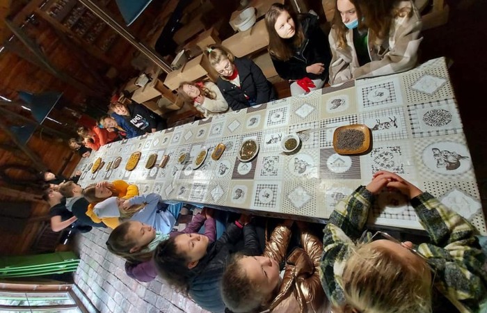 Dzisiejsze przedpołudnie spędziliśmy w magicznym klimacie Zagrody Edukacyjnej Ziołowy Dzbanek w Sąpach. Motaliśmy lalki i tworzyliśmy mydło. Wszędzie były lniane akcenty. Nawet w pysznym posiłku po zakończonych warsztatach. Po południu bawiliśmy się w pasłęckim Parku Ekologicznym na pikniku rodzinnym. Rodzice uczniów 7a przygotowali pyszne jedzenie, fantastyczne zabawy. Nasi goście mogli spróbować polskiego bigosu, pierogów i chleba ze smalcem oraz skosztować smacznych ciast. Na spotkaniu gościliśmy Zastępcę Burmistrza Pana Marka Sarnowskiego i naszą Panią Dyrektor Agnieszkę Cieklińską. Podczas wspólnych zabaw coraz mniej przeszkadzała nam bariera językowa. To był kolejny fantastyczny dzień. Dziękujemy Rodzicom 7a za przygotowanie ekstra imprezy!!!