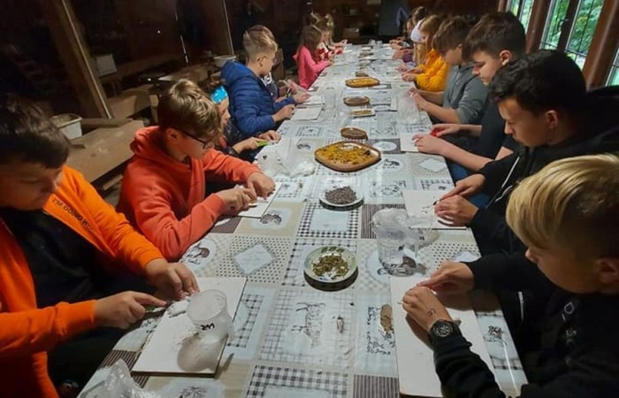 Dzisiejsze przedpołudnie spędziliśmy w magicznym klimacie Zagrody Edukacyjnej Ziołowy Dzbanek w Sąpach. Motaliśmy lalki i tworzyliśmy mydło. Wszędzie były lniane akcenty. Nawet w pysznym posiłku po zakończonych warsztatach. Po południu bawiliśmy się w pasłęckim Parku Ekologicznym na pikniku rodzinnym. Rodzice uczniów 7a przygotowali pyszne jedzenie, fantastyczne zabawy. Nasi goście mogli spróbować polskiego bigosu, pierogów i chleba ze smalcem oraz skosztować smacznych ciast. Na spotkaniu gościliśmy Zastępcę Burmistrza Pana Marka Sarnowskiego i naszą Panią Dyrektor Agnieszkę Cieklińską. Podczas wspólnych zabaw coraz mniej przeszkadzała nam bariera językowa. To był kolejny fantastyczny dzień. Dziękujemy Rodzicom 7a za przygotowanie ekstra imprezy!!!