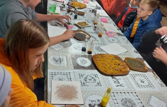 Dzisiejsze przedpołudnie spędziliśmy w magicznym klimacie Zagrody Edukacyjnej Ziołowy Dzbanek w Sąpach. Motaliśmy lalki i tworzyliśmy mydło. Wszędzie były lniane akcenty. Nawet w pysznym posiłku po zakończonych warsztatach. Po południu bawiliśmy się w pasłęckim Parku Ekologicznym na pikniku rodzinnym. Rodzice uczniów 7a przygotowali pyszne jedzenie, fantastyczne zabawy. Nasi goście mogli spróbować polskiego bigosu, pierogów i chleba ze smalcem oraz skosztować smacznych ciast. Na spotkaniu gościliśmy Zastępcę Burmistrza Pana Marka Sarnowskiego i naszą Panią Dyrektor Agnieszkę Cieklińską. Podczas wspólnych zabaw coraz mniej przeszkadzała nam bariera językowa. To był kolejny fantastyczny dzień. Dziękujemy Rodzicom 7a za przygotowanie ekstra imprezy!!!