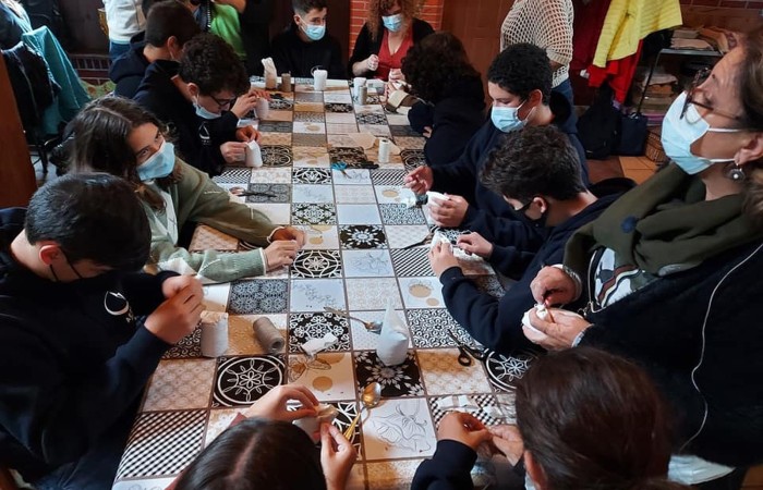 Dzisiejsze przedpołudnie spędziliśmy w magicznym klimacie Zagrody Edukacyjnej Ziołowy Dzbanek w Sąpach. Motaliśmy lalki i tworzyliśmy mydło. Wszędzie były lniane akcenty. Nawet w pysznym posiłku po zakończonych warsztatach. Po południu bawiliśmy się w pasłęckim Parku Ekologicznym na pikniku rodzinnym. Rodzice uczniów 7a przygotowali pyszne jedzenie, fantastyczne zabawy. Nasi goście mogli spróbować polskiego bigosu, pierogów i chleba ze smalcem oraz skosztować smacznych ciast. Na spotkaniu gościliśmy Zastępcę Burmistrza Pana Marka Sarnowskiego i naszą Panią Dyrektor Agnieszkę Cieklińską. Podczas wspólnych zabaw coraz mniej przeszkadzała nam bariera językowa. To był kolejny fantastyczny dzień. Dziękujemy Rodzicom 7a za przygotowanie ekstra imprezy!!!