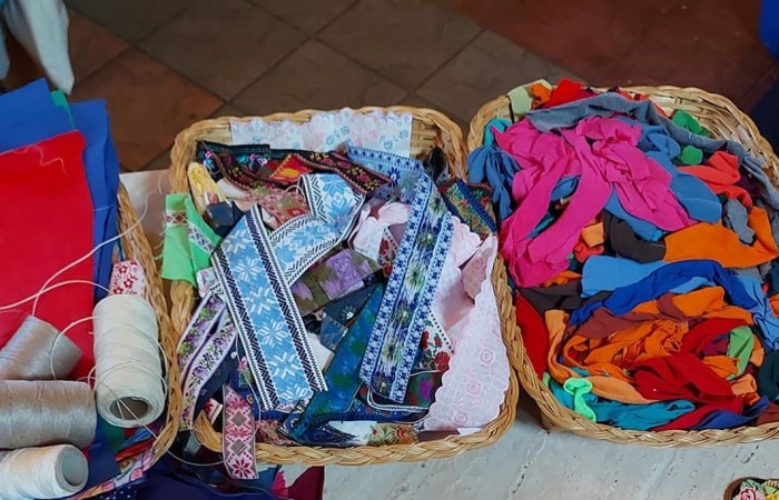 Dzisiejsze przedpołudnie spędziliśmy w magicznym klimacie Zagrody Edukacyjnej Ziołowy Dzbanek w Sąpach. Motaliśmy lalki i tworzyliśmy mydło. Wszędzie były lniane akcenty. Nawet w pysznym posiłku po zakończonych warsztatach. Po południu bawiliśmy się w pasłęckim Parku Ekologicznym na pikniku rodzinnym. Rodzice uczniów 7a przygotowali pyszne jedzenie, fantastyczne zabawy. Nasi goście mogli spróbować polskiego bigosu, pierogów i chleba ze smalcem oraz skosztować smacznych ciast. Na spotkaniu gościliśmy Zastępcę Burmistrza Pana Marka Sarnowskiego i naszą Panią Dyrektor Agnieszkę Cieklińską. Podczas wspólnych zabaw coraz mniej przeszkadzała nam bariera językowa. To był kolejny fantastyczny dzień. Dziękujemy Rodzicom 7a za przygotowanie ekstra imprezy!!!