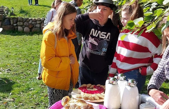 Dzisiejsze przedpołudnie spędziliśmy w magicznym klimacie Zagrody Edukacyjnej Ziołowy Dzbanek w Sąpach. Motaliśmy lalki i tworzyliśmy mydło. Wszędzie były lniane akcenty. Nawet w pysznym posiłku po zakończonych warsztatach. Po południu bawiliśmy się w pasłęckim Parku Ekologicznym na pikniku rodzinnym. Rodzice uczniów 7a przygotowali pyszne jedzenie, fantastyczne zabawy. Nasi goście mogli spróbować polskiego bigosu, pierogów i chleba ze smalcem oraz skosztować smacznych ciast. Na spotkaniu gościliśmy Zastępcę Burmistrza Pana Marka Sarnowskiego i naszą Panią Dyrektor Agnieszkę Cieklińską. Podczas wspólnych zabaw coraz mniej przeszkadzała nam bariera językowa. To był kolejny fantastyczny dzień. Dziękujemy Rodzicom 7a za przygotowanie ekstra imprezy!!!