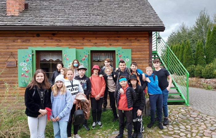 Dzisiejsze przedpołudnie spędziliśmy w magicznym klimacie Zagrody Edukacyjnej Ziołowy Dzbanek w Sąpach. Motaliśmy lalki i tworzyliśmy mydło. Wszędzie były lniane akcenty. Nawet w pysznym posiłku po zakończonych warsztatach. Po południu bawiliśmy się w pasłęckim Parku Ekologicznym na pikniku rodzinnym. Rodzice uczniów 7a przygotowali pyszne jedzenie, fantastyczne zabawy. Nasi goście mogli spróbować polskiego bigosu, pierogów i chleba ze smalcem oraz skosztować smacznych ciast. Na spotkaniu gościliśmy Zastępcę Burmistrza Pana Marka Sarnowskiego i naszą Panią Dyrektor Agnieszkę Cieklińską. Podczas wspólnych zabaw coraz mniej przeszkadzała nam bariera językowa. To był kolejny fantastyczny dzień. Dziękujemy Rodzicom 7a za przygotowanie ekstra imprezy!!!