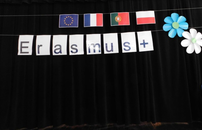 Pani Dyrektor i  uczniowie z klasy 7a przywitali gości z Francji i Portugalii w ramach projektu „Erasmus+ PROJEKT FLAX,ROOT AND ROAD”. Zajęcia integracyjne pomogły w zapoznaniu imion a podziały na grupy ułatwiły wzajemne poznanie się. Następnie za pomocą aplikacji actionbound  uczestnicy projektu poznali zabytki Pasłęka wykonując zadania. Na zakończenie wysłuchaliśmy koncertu organowego w kościele św. Bartłomieja.