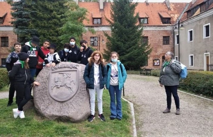 Pani Dyrektor i  uczniowie z klasy 7a przywitali gości z Francji i Portugalii w ramach projektu „Erasmus+ PROJEKT FLAX,ROOT AND ROAD”. Zajęcia integracyjne pomogły w zapoznaniu imion a podziały na grupy ułatwiły wzajemne poznanie się. Następnie za pomocą aplikacji actionbound  uczestnicy projektu poznali zabytki Pasłęka wykonując zadania. Na zakończenie wysłuchaliśmy koncertu organowego w kościele św. Bartłomieja.