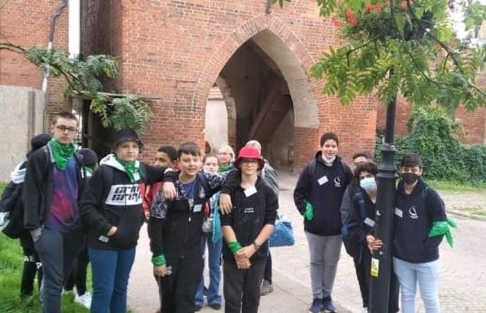 Pani Dyrektor i  uczniowie z klasy 7a przywitali gości z Francji i Portugalii w ramach projektu „Erasmus+ PROJEKT FLAX,ROOT AND ROAD”. Zajęcia integracyjne pomogły w zapoznaniu imion a podziały na grupy ułatwiły wzajemne poznanie się. Następnie za pomocą aplikacji actionbound  uczestnicy projektu poznali zabytki Pasłęka wykonując zadania. Na zakończenie wysłuchaliśmy koncertu organowego w kościele św. Bartłomieja.