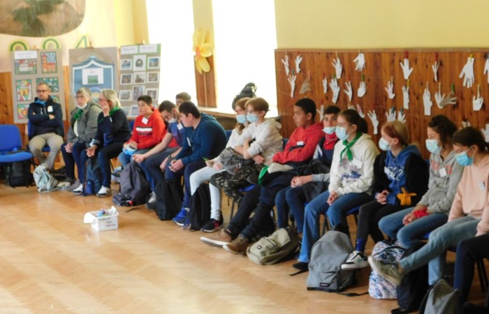 Pani Dyrektor i  uczniowie z klasy 7a przywitali gości z Francji i Portugalii w ramach projektu „Erasmus+ PROJEKT FLAX,ROOT AND ROAD”. Zajęcia integracyjne pomogły w zapoznaniu imion a podziały na grupy ułatwiły wzajemne poznanie się. Następnie za pomocą aplikacji actionbound  uczestnicy projektu poznali zabytki Pasłęka wykonując zadania. Na zakończenie wysłuchaliśmy koncertu organowego w kościele św. Bartłomieja.