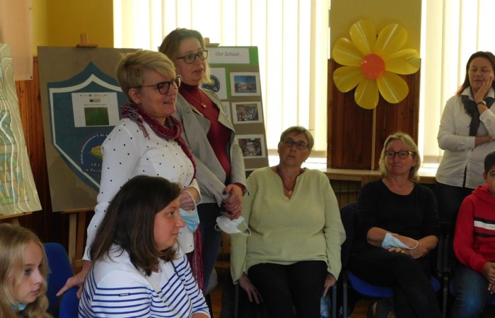 Pani Dyrektor i  uczniowie z klasy 7a przywitali gości z Francji i Portugalii w ramach projektu „Erasmus+ PROJEKT FLAX,ROOT AND ROAD”. Zajęcia integracyjne pomogły w zapoznaniu imion a podziały na grupy ułatwiły wzajemne poznanie się. Następnie za pomocą aplikacji actionbound  uczestnicy projektu poznali zabytki Pasłęka wykonując zadania. Na zakończenie wysłuchaliśmy koncertu organowego w kościele św. Bartłomieja.