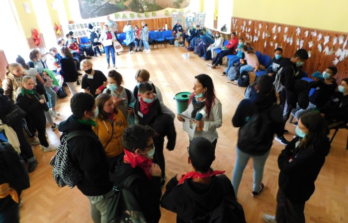 Pani Dyrektor i  uczniowie z klasy 7a przywitali gości z Francji i Portugalii w ramach projektu „Erasmus+ PROJEKT FLAX,ROOT AND ROAD”. Zajęcia integracyjne pomogły w zapoznaniu imion a podziały na grupy ułatwiły wzajemne poznanie się. Następnie za pomocą aplikacji actionbound  uczestnicy projektu poznali zabytki Pasłęka wykonując zadania. Na zakończenie wysłuchaliśmy koncertu organowego w kościele św. Bartłomieja.