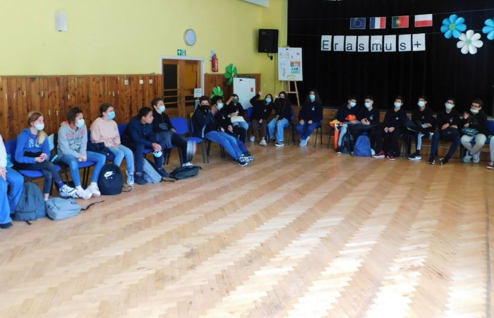 Pani Dyrektor i  uczniowie z klasy 7a przywitali gości z Francji i Portugalii w ramach projektu „Erasmus+ PROJEKT FLAX,ROOT AND ROAD”. Zajęcia integracyjne pomogły w zapoznaniu imion a podziały na grupy ułatwiły wzajemne poznanie się. Następnie za pomocą aplikacji actionbound  uczestnicy projektu poznali zabytki Pasłęka wykonując zadania. Na zakończenie wysłuchaliśmy koncertu organowego w kościele św. Bartłomieja.