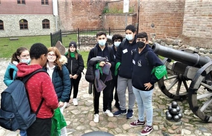 Pani Dyrektor i  uczniowie z klasy 7a przywitali gości z Francji i Portugalii w ramach projektu „Erasmus+ PROJEKT FLAX,ROOT AND ROAD”. Zajęcia integracyjne pomogły w zapoznaniu imion a podziały na grupy ułatwiły wzajemne poznanie się. Następnie za pomocą aplikacji actionbound  uczestnicy projektu poznali zabytki Pasłęka wykonując zadania. Na zakończenie wysłuchaliśmy koncertu organowego w kościele św. Bartłomieja.