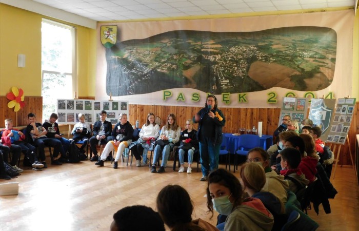 Pani Dyrektor i  uczniowie z klasy 7a przywitali gości z Francji i Portugalii w ramach projektu „Erasmus+ PROJEKT FLAX,ROOT AND ROAD”. Zajęcia integracyjne pomogły w zapoznaniu imion a podziały na grupy ułatwiły wzajemne poznanie się. Następnie za pomocą aplikacji actionbound  uczestnicy projektu poznali zabytki Pasłęka wykonując zadania. Na zakończenie wysłuchaliśmy koncertu organowego w kościele św. Bartłomieja.