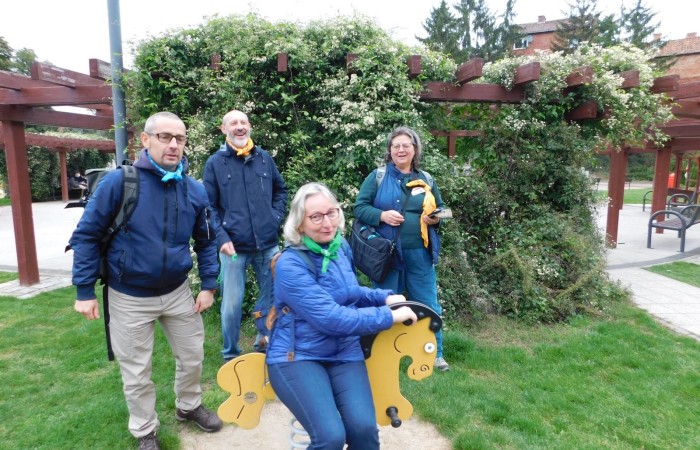 Pani Dyrektor i  uczniowie z klasy 7a przywitali gości z Francji i Portugalii w ramach projektu „Erasmus+ PROJEKT FLAX,ROOT AND ROAD”. Zajęcia integracyjne pomogły w zapoznaniu imion a podziały na grupy ułatwiły wzajemne poznanie się. Następnie za pomocą aplikacji actionbound  uczestnicy projektu poznali zabytki Pasłęka wykonując zadania. Na zakończenie wysłuchaliśmy koncertu organowego w kościele św. Bartłomieja.