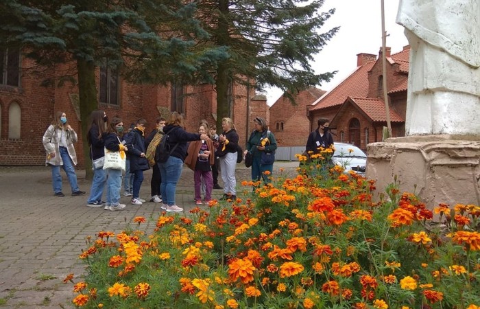 Pani Dyrektor i  uczniowie z klasy 7a przywitali gości z Francji i Portugalii w ramach projektu „Erasmus+ PROJEKT FLAX,ROOT AND ROAD”. Zajęcia integracyjne pomogły w zapoznaniu imion a podziały na grupy ułatwiły wzajemne poznanie się. Następnie za pomocą aplikacji actionbound  uczestnicy projektu poznali zabytki Pasłęka wykonując zadania. Na zakończenie wysłuchaliśmy koncertu organowego w kościele św. Bartłomieja.