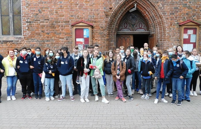 Pani Dyrektor i  uczniowie z klasy 7a przywitali gości z Francji i Portugalii w ramach projektu „Erasmus+ PROJEKT FLAX,ROOT AND ROAD”. Zajęcia integracyjne pomogły w zapoznaniu imion a podziały na grupy ułatwiły wzajemne poznanie się. Następnie za pomocą aplikacji actionbound  uczestnicy projektu poznali zabytki Pasłęka wykonując zadania. Na zakończenie wysłuchaliśmy koncertu organowego w kościele św. Bartłomieja.