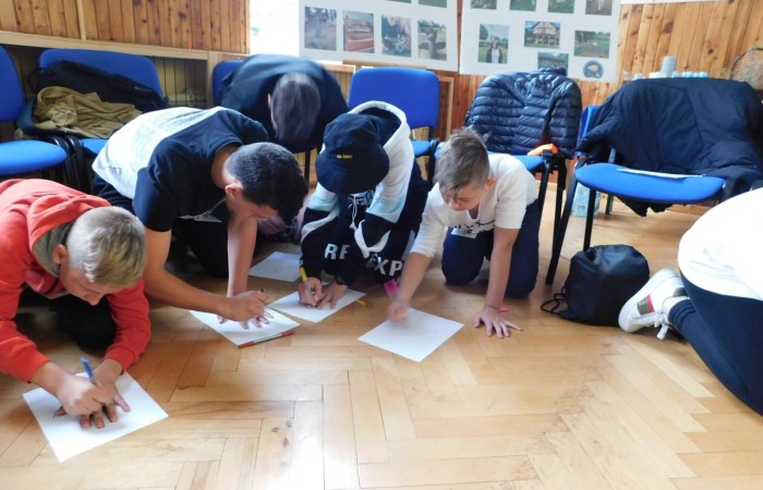 Pani Dyrektor i  uczniowie z klasy 7a przywitali gości z Francji i Portugalii w ramach projektu „Erasmus+ PROJEKT FLAX,ROOT AND ROAD”. Zajęcia integracyjne pomogły w zapoznaniu imion a podziały na grupy ułatwiły wzajemne poznanie się. Następnie za pomocą aplikacji actionbound  uczestnicy projektu poznali zabytki Pasłęka wykonując zadania. Na zakończenie wysłuchaliśmy koncertu organowego w kościele św. Bartłomieja.